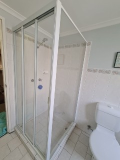 Corner-fully-framed-sliding-right-door-white-shower-screen
